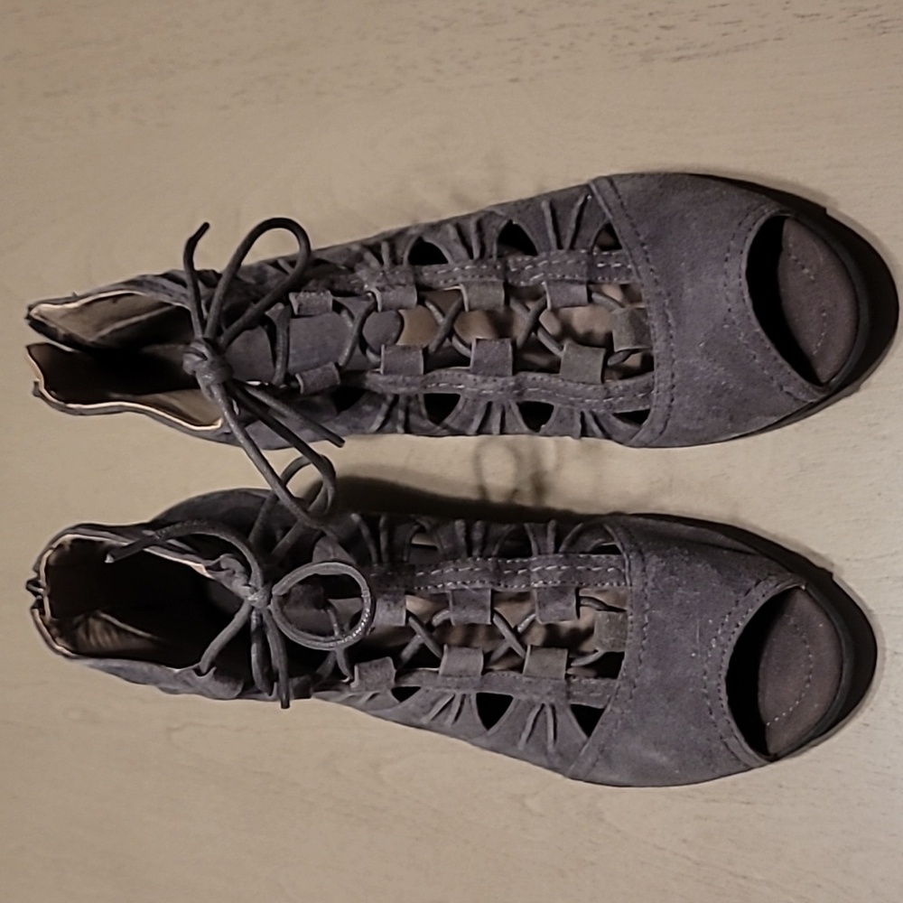 Earth Lace Up Gray Suede Bootie - size 9